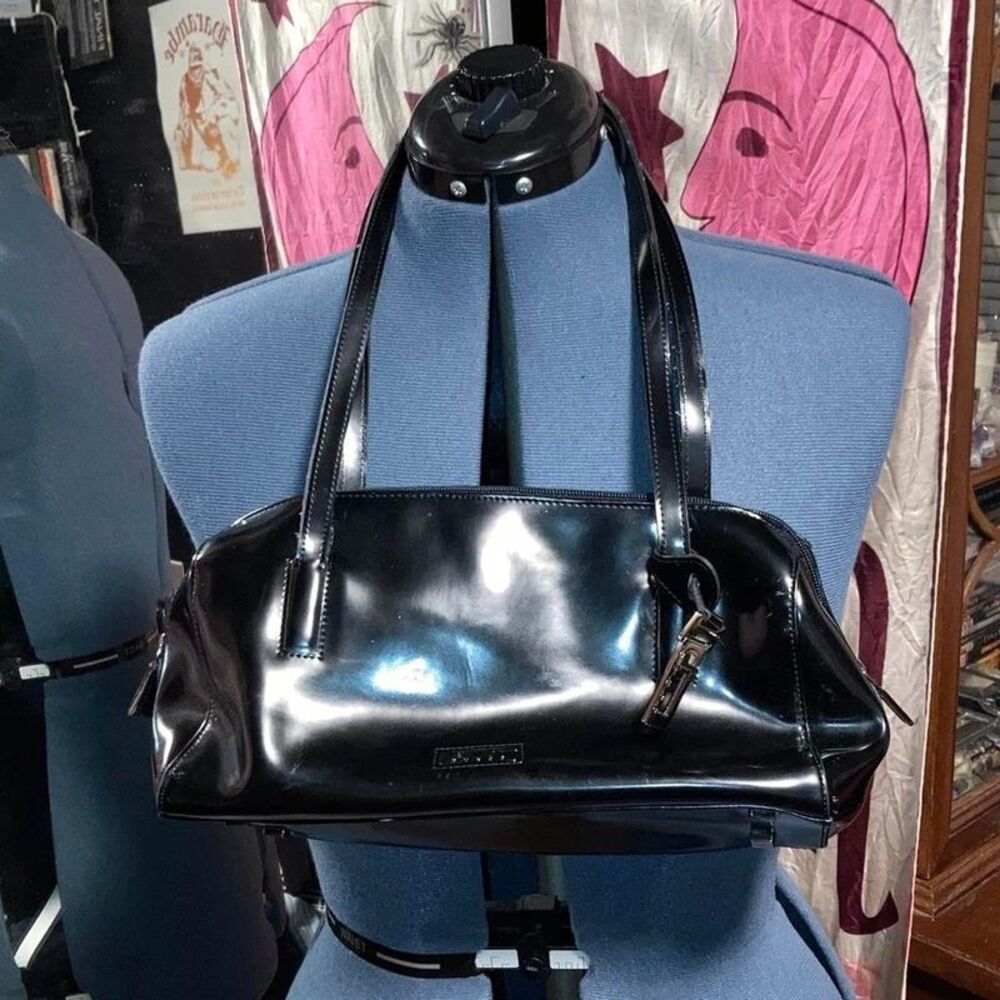 Black guess handbag with a retro vibe